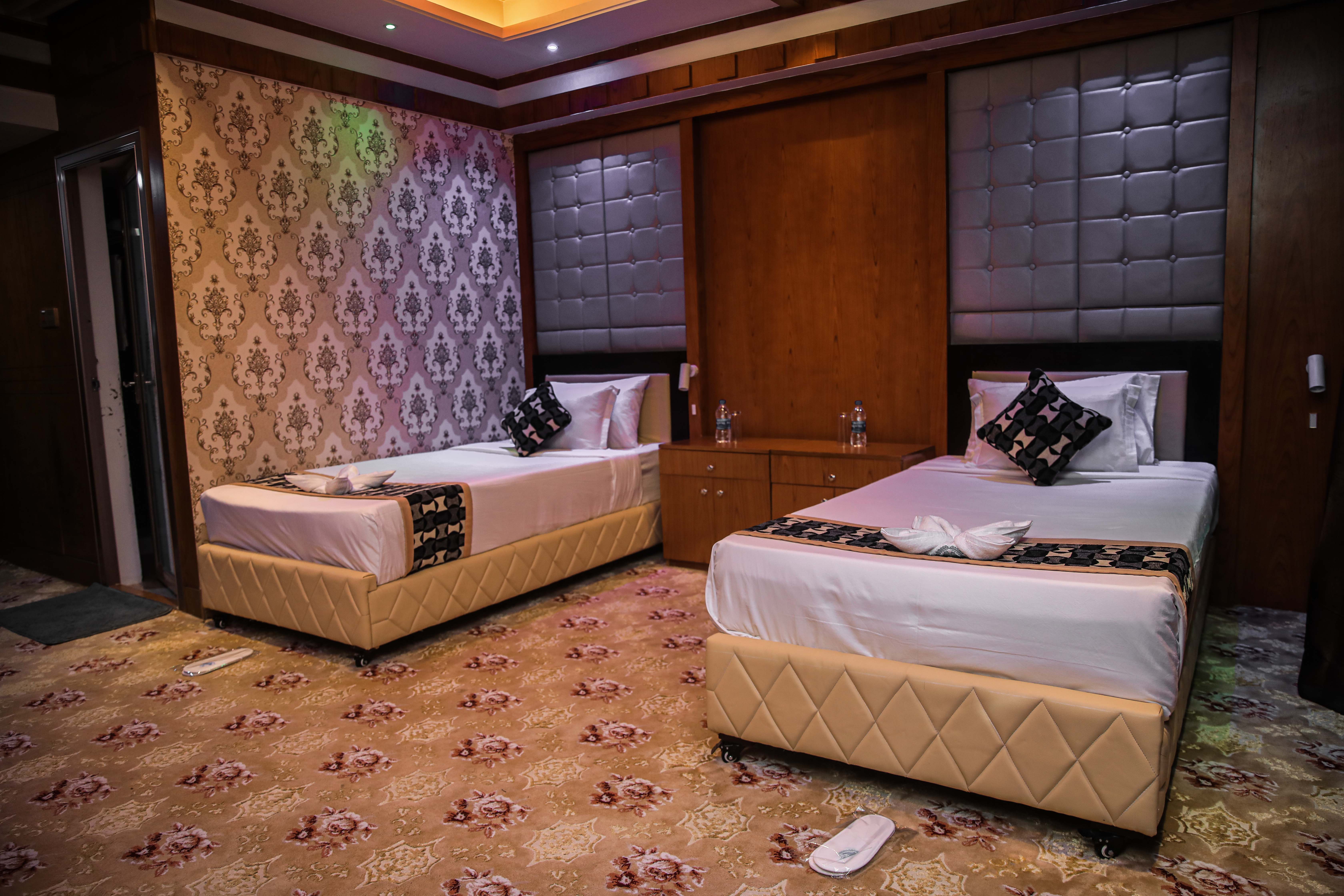 Rooms &Comfortable Twin Beds Suites